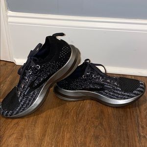 Like new Brooks levitate 3 running shoes